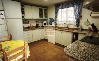 Spacious bungalow with a communal swimming pool and tennis court next to the golf club.